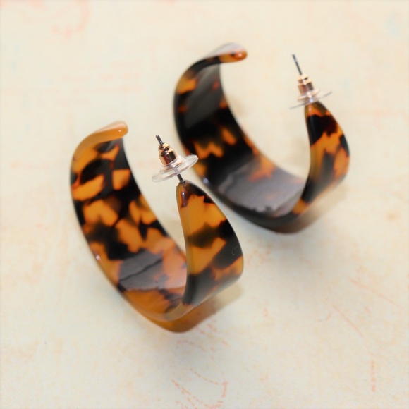 New 80s Inspired Geometric Acrylic Hoop Earrings - Picture 3 of 4